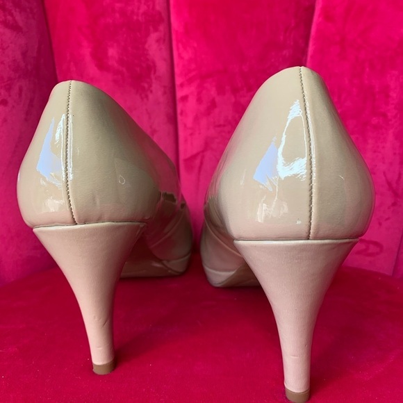BANDOLINO BEIGE PATENT CLASSIC PUMPS HEELS 9.5M - Picture 4 of 5